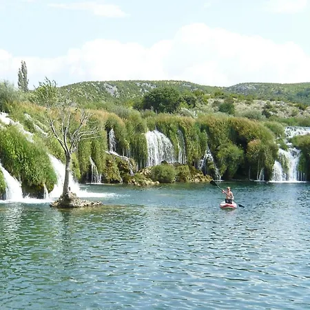 Nevenka, * فير